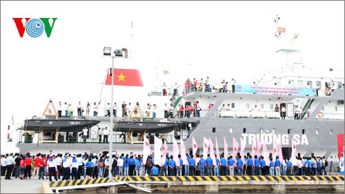 Youth Union vessels sail off to Truong Sa or Spratly archipelago