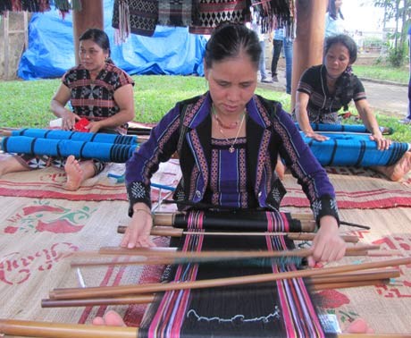 “Zeng” weaving revived in A Luoi district, Thua Thien Hue province