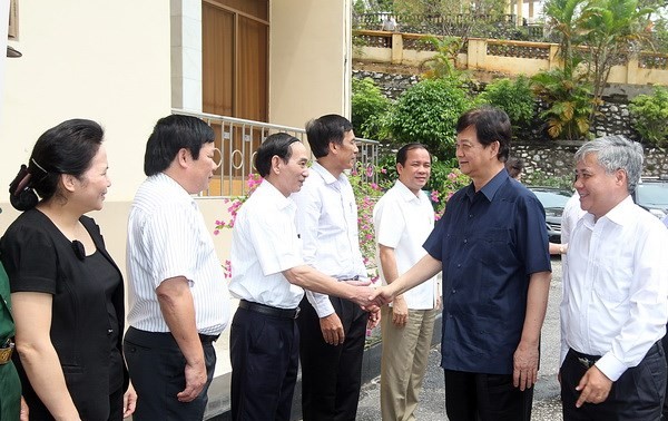 Prime Minister Nguyen Tan Dung works with key leaders in Yen Bai province