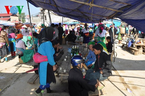 Dong Van market attracts foreign tourists