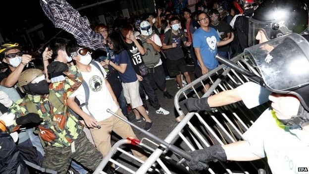 Hong Kong: clashes between police and protestors continue in Mong Kok