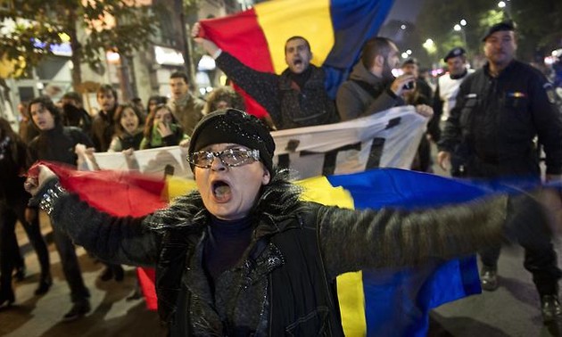 Romania: thousands protest over presidential election 