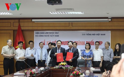 VOV signs a cooperative program with the Vietnam Academy of Science and Technology