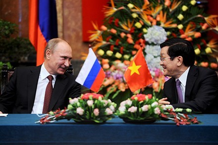 Russian leaders congratulate Vietnam on reunification day