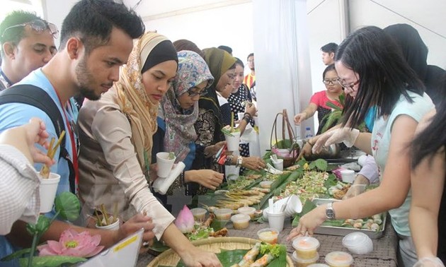 Vietnam participates in 2015 ASEAN Color Festival in Malaysia