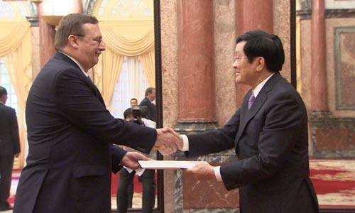 President Truong Tan Sang receives new foreign ambassadors