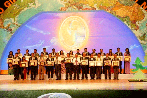 Organizations, individuals honoured for environmental protection activities 