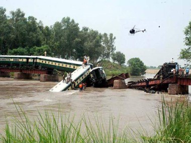 Pakistan: train accident kills at least at least 12