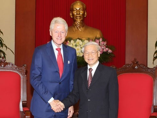 Party leader Nguyen Phu Trong visits former President Bill Clinton’s family