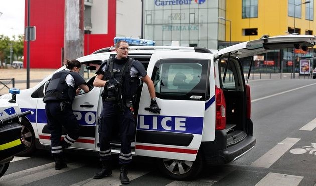 French police hunt mall attackers