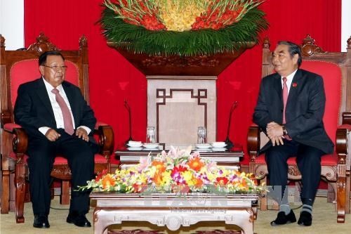 Vietnam, Laos commit to promote their special unity and cooperation 