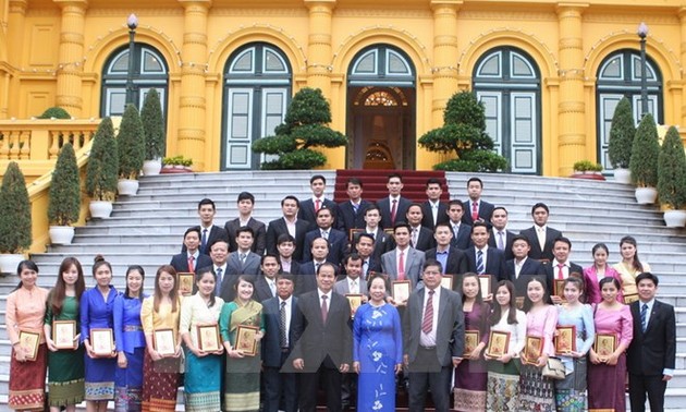 Vice President Nguyen Thi Doan receives outstanding Laotian students