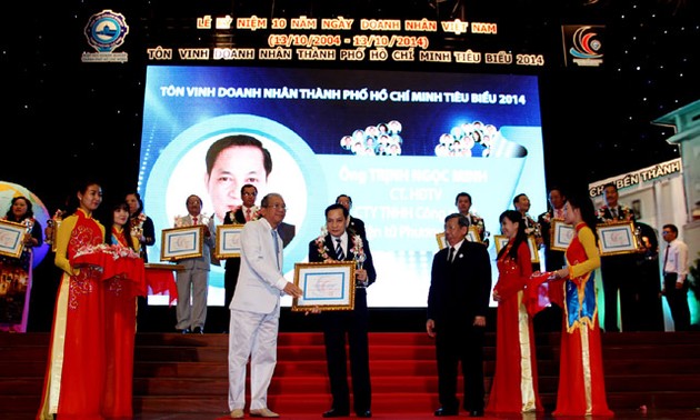 HCMC praises 100 exemplary business people
