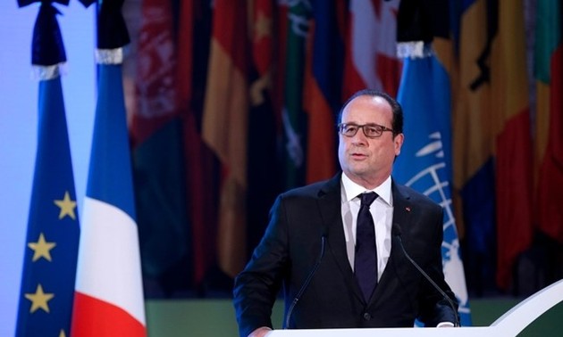 French President Hollande orders intensification of airstrikes against IS in Syria, Iraq