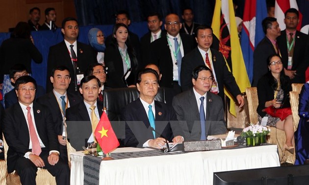PM Nguyen Tan Dung attends the Plenary of the 27th ASEAN Summit