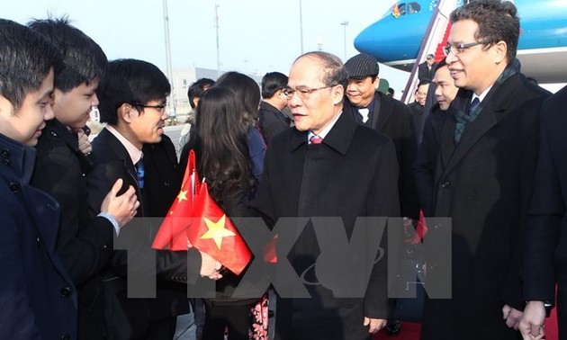 National Assembly Chairman meets with overseas Vietnamese in China