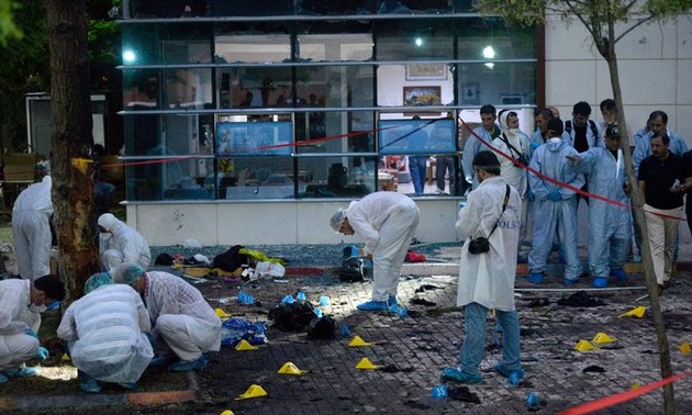 Turkey: 'IS suicide bomber' kills 10 in Istanbul 