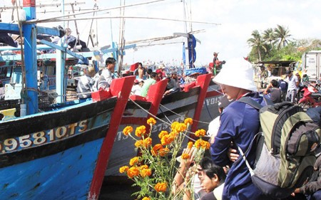 Hundreds of fishing boats sail off to Truong Sa