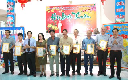 Spring newspapers presented to Truong Sa islanders and soldiers