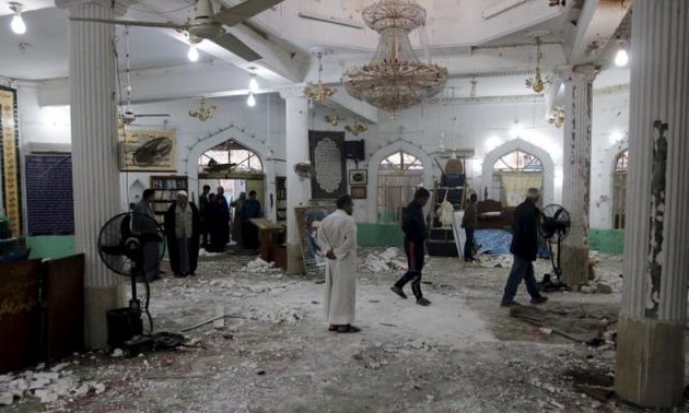 Twin suicide bomb attack kills 15 at Baghdad mosque