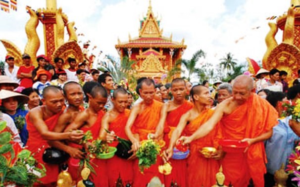 VFF President Nguyen Thien Nhan congratulates Khmer's Chol Chnam Thmay festival
