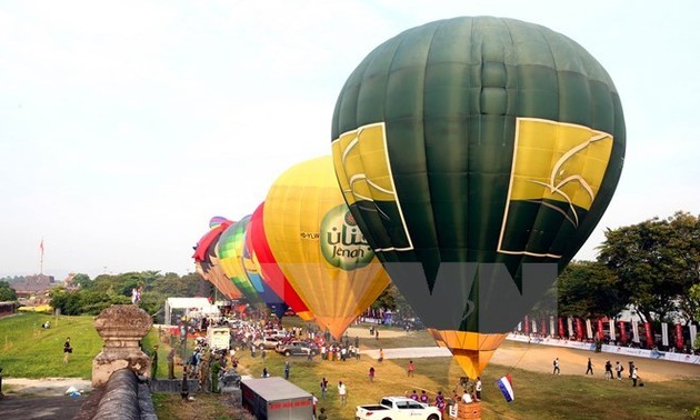 2016 Hue Festival: Int'l hot air balloon event 