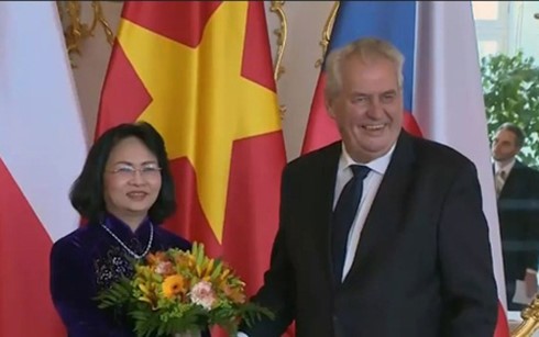 Vietnamese community in Czech urged to improve their prestige 