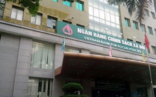 Deputy Prime Minister Vuong Dinh Hue works with the Vietnam Bank for Social Policies