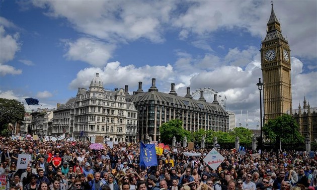 40,000 people march through London to halt Britain's "divorce" from Europe