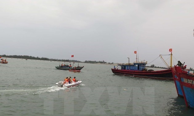 Vietnamese fishermen rescue five Malaysian fishermen at sea