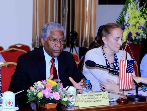 US pledges to assist Vietnam in humanitarian activities