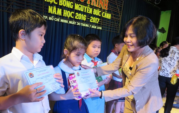 Poor students receive Nguyen Duc Canh scholarships