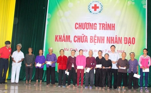 1,000 poor people in Ha Tinh province receive free healthcare checkup and medicines 