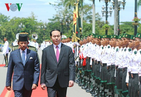 President Tran Dai Quang holds talks with Bruneian Sultan 
