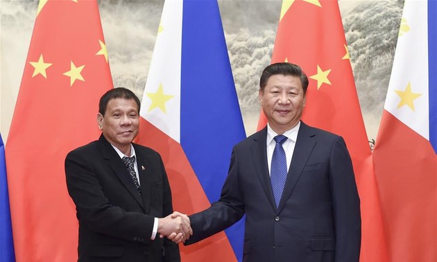 Chinese, Philippine Presidents meet in Beijing