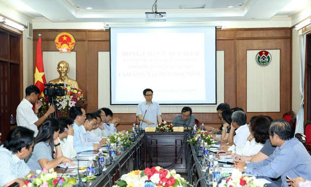 Deputy Prime Minister Vu Duc Dam works with Dac Nong province