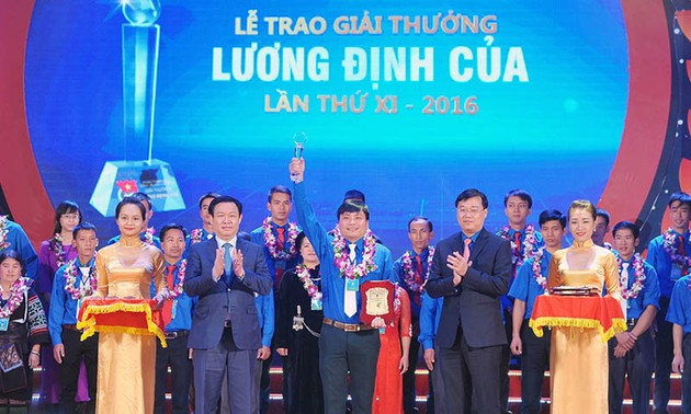 Brilliant young people receive Luong Dinh Cua Awards 
