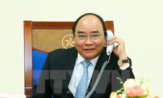 Prime Minister Nguyen Xuan Phuc talks with US President-elect Donald Trump