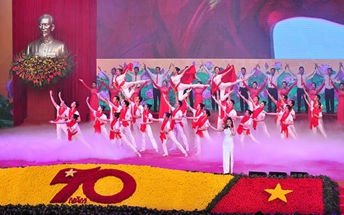 越南全国抗战日70周年纪念大会在河内举行