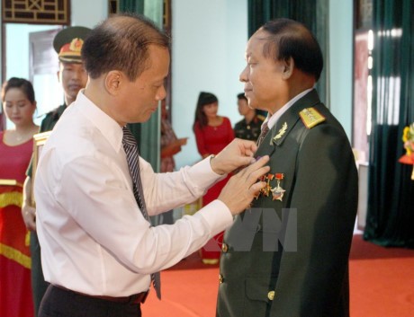 Medals and Orders conferred to Vietnamese volunteers and experts in Laos  