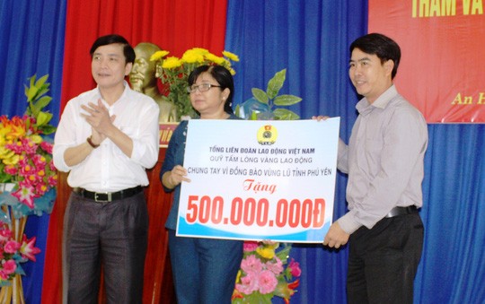 Chairman of Vietnam General Confederation of Labor presents gifts to flood victims in Phu Yen
