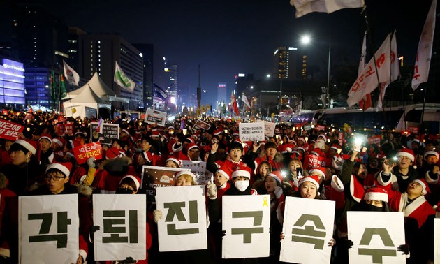 South Koreans protest for ninth straight weekend for Park to step down
