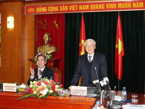 Party General Secretary Nguyen Phu Trong works with the Central Economic Commission