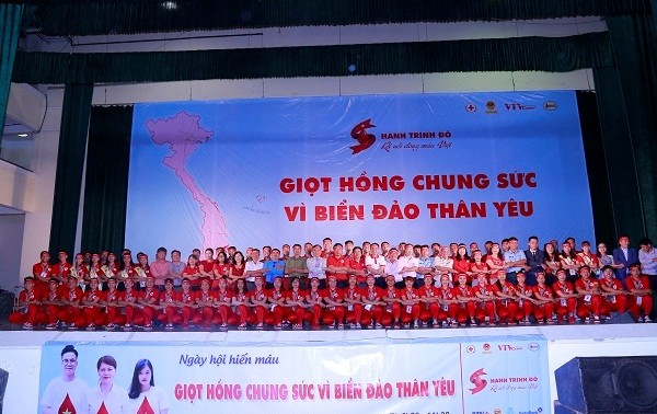 Blood donation drive attracts thousands of people in Khanh Hoa