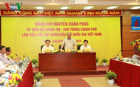 Prime Minister Nguyen Xuan Phuc works with Vietnam National Oil and Gas Group