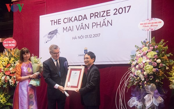 Poet Mai Van Phan receives Swedish Cikada Prize