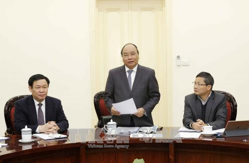 Prime Minister Nguyen Xuan Phuc works with economic advisory taskforce