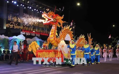 Street folk art performance celebrates Hung Kings Temple Festival