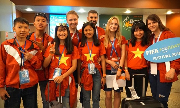Vietnamese youngsters participate in football exchanges in Moscow