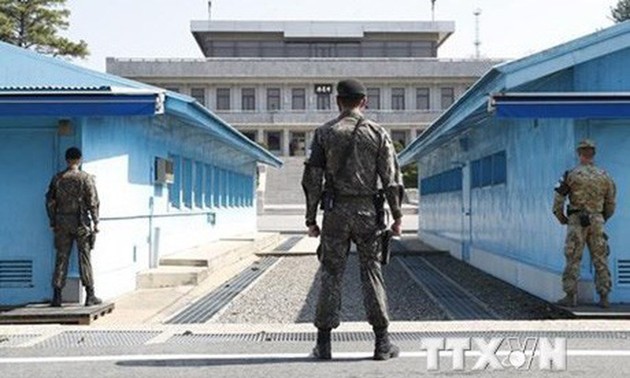 Two Koreas demolish DMZ guard posts